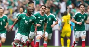 Julián Quiñones aplaudiu no avião após sua notável contribuição para a Copa do Mundo de 2026 | Vídeo