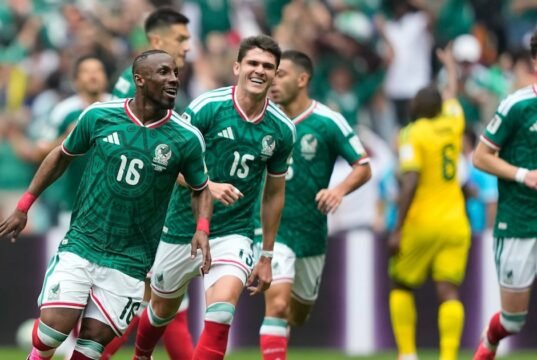 Julián Quiñones aplaudiu no avião após sua notável contribuição para a Copa do Mundo de 2026 | Vídeo
