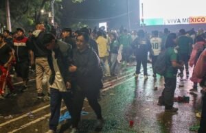 Torcedores deixam Ángel de la Independencia após derrota do México para a Inglaterra e Metro CDMX está saturado