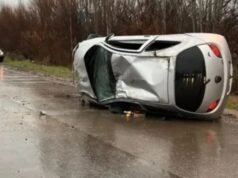 Um jogador de futebol de 20 anos perdeu o controle do carro na Interstate 65, bateu em um poste e morreu.
