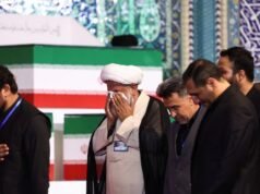 O Irão iniciou o maior funeral da sua história: o regime planeia reanimar-se exaltando a imagem de Ali Khamenei.