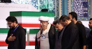 O Irão iniciou o maior funeral da sua história: o regime planeia reanimar-se exaltando a imagem de Ali Khamenei.