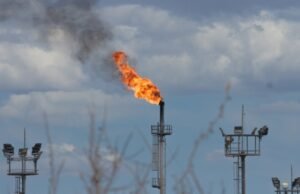 O petróleo subiu mais de 4% após ataques contínuos entre os EUA e o Irão e ameaças de fechar o Estreito de Ormuz.