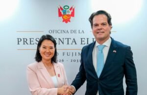 Keiko Fujimori reuniu-se com o embaixador dos EUA, Bernie Navarro, poucos dias depois de se tornar presidente.