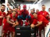 O Homem-Aranha desperta os Red Devils e os visita no Estádio Harp Helú