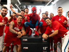 O Homem-Aranha desperta os Red Devils e os visita no Estádio Harp Helú