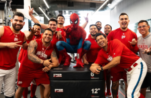 O Homem-Aranha desperta os Red Devils e os visita no Estádio Harp Helú