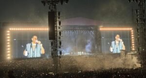 Grupo Firme organiza noite histórica com “La Última Peda” no estádio GNP com chuva, tiros e diante de 65 mil espectadores.