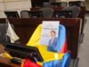 Com o início do novo Congresso, retiraram a bandeira colombiana que homenageava Miguel Uribe Turbay na cadeira do Senado
