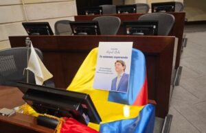 Com o início do novo Congresso, retiraram a bandeira colombiana que homenageava Miguel Uribe Turbay na cadeira do Senado