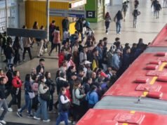 O segurança que reclamou com dois colegas que não pagaram a passagem no Transmilenio foi ferido com uma faca.