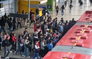 O segurança que reclamou com dois colegas que não pagaram a passagem no Transmilenio foi ferido com uma faca.