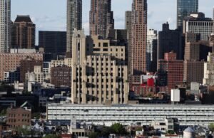 Um encanador da cidade de Nova York recebeu US$ 465 mil, mais do que o prefeito e quase todos os outros funcionários da cidade, e agora está sob investigação.