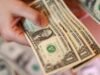 Dólar sobe pelo terceiro dia consecutivo e blue chip atinge máxima de 2026