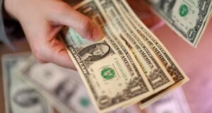 Dólar sobe pelo terceiro dia consecutivo e blue chip atinge máxima de 2026
