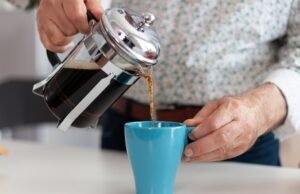 Quantas xícaras de café com cafeína posso beber por dia sem correr o risco de ter um ataque cardíaco?