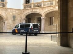 Um homem está a ser julgado em Palma por abusar da filha mais nova do seu amigo e da mãe dela por a ter ignorado quando descobriu.
