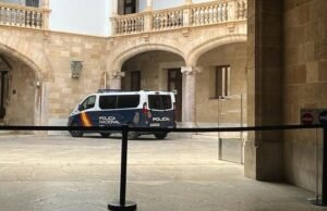 Um homem está a ser julgado em Palma por abusar da filha mais nova do seu amigo e da mãe dela por a ter ignorado quando descobriu.