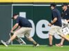 O Esquilo lidera a equipe de solo em uma perseguição espetacular durante o jogo Orioles-Tigers
