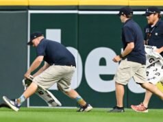O Esquilo lidera a equipe de solo em uma perseguição espetacular durante o jogo Orioles-Tigers