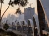 Homem sobe ao topo da ponte da 6th Street em Los Angeles, atrai policiais e bombeiros e interrompe o trânsito
