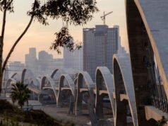 Homem sobe ao topo da ponte da 6th Street em Los Angeles, atrai policiais e bombeiros e interrompe o trânsito