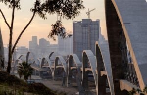 Homem sobe ao topo da ponte da 6th Street em Los Angeles, atrai policiais e bombeiros e interrompe o trânsito