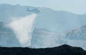 As equipes avançaram enquanto o incêndio em Pointe ameaçava casas em Santa Clarita