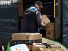 Um bebê mordido por uma cobra escondida sob o pacote da Amazon