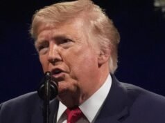 Trump postou uma foto dos Obama e do Força Aérea Um com grafites pintados no avião
