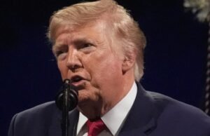 Trump postou uma foto dos Obama e do Força Aérea Um com grafites pintados no avião