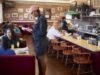 Restaurante em Los Angeles fornece comida, abrigo para bombeiros e socorristas