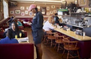 Restaurante em Los Angeles fornece comida, abrigo para bombeiros e socorristas