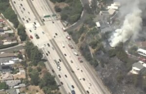 Incêndio em Eagle Rock engole uma casa e destrói outras duas no calor do verão