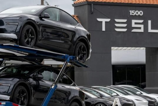 As vendas da Tesla superaram as expectativas anteriores, mesmo com a BYD mantendo a coroa global de EV