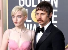 Julia Garner e Mark Foster divorciados há quase seis anos