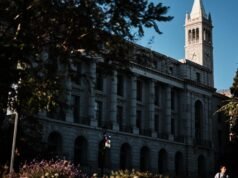 Os regentes da UC estabeleceram um prazo rígido e mais rápido de 2027 para restabelecer os requisitos do SAT.