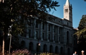 Os regentes da UC estabeleceram um prazo rígido e mais rápido de 2027 para restabelecer os requisitos do SAT.