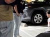 A polícia de Irvine prendeu homem acusado de espalhar pichações ‘nazistas’ e ‘fascistas’ em Teslas. Um mandado de prisão motivou a prisão