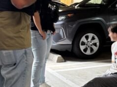 A polícia de Irvine prendeu homem acusado de espalhar pichações ‘nazistas’ e ‘fascistas’ em Teslas. Um mandado de prisão motivou a prisão