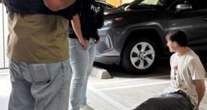 A polícia de Irvine prendeu homem acusado de espalhar pichações ‘nazistas’ e ‘fascistas’ em Teslas. Um mandado de prisão motivou a prisão
