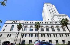 Homem encontrado morto nas escadas da prefeitura após salto no 26º andar, diz memorando interno