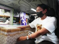 Banda tocando após incêndio em bar em Bangkok lamenta seus membros entre 33 mortos