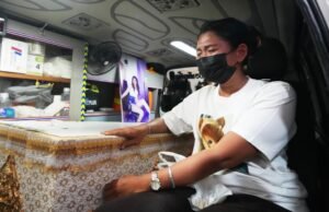 Banda tocando após incêndio em bar em Bangkok lamenta seus membros entre 33 mortos