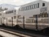 Um trem Metrolink descarrilou em Anaheim Hills, deixando centenas de passageiros presos
