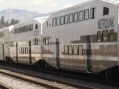 Um trem Metrolink descarrilou em Anaheim Hills, deixando centenas de passageiros presos