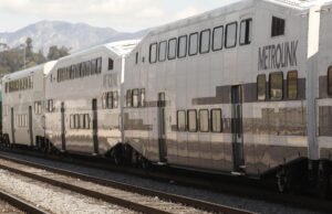 Um trem Metrolink descarrilou em Anaheim Hills, deixando centenas de passageiros presos
