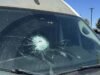 Uma pedra de metal explodiu no para-brisa, atingindo uma motorista grávida em uma rodovia SoCal