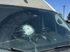 Uma pedra de metal explodiu no para-brisa, atingindo uma motorista grávida em uma rodovia SoCal