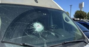 Uma pedra de metal explodiu no para-brisa, atingindo uma motorista grávida em uma rodovia SoCal